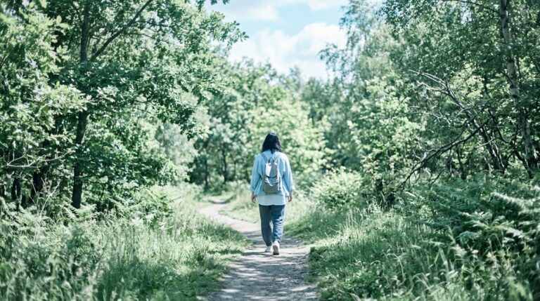 Bewegung nach der Darm-OP: Person spaziert durch Sommergarten
